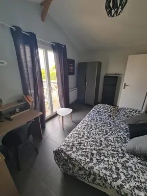 Un ou plusieurs lits dans un hébergement de l'établissement Chambre avec balcon sur La Teste de Buch