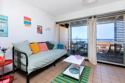 Coin salon dans l'établissement MimiZen - Vue sur locéan la plage de la Garluche