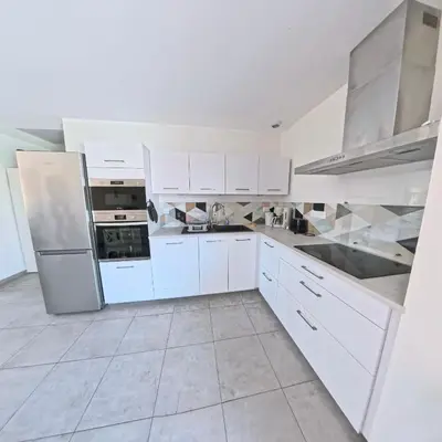 Cuisine ou kitchenette dans l'établissement Villa Chrisaline, Centre Moliets, 5 ch, 10 pers, clim, piscine chauffée, équipements premium