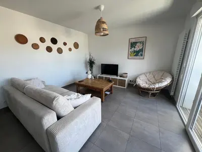 Télévision ou salle de divertissement dans l'établissement T3 Familial 9 min de la Plage - Terrasse et Parking gratuit