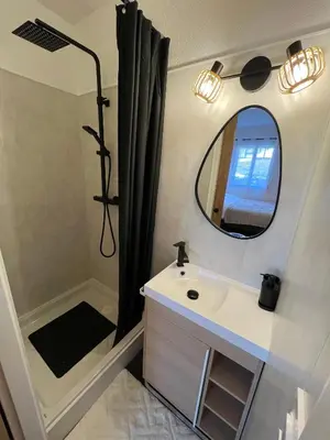 Salle de bains dans l'établissement Studio Le petit Larros