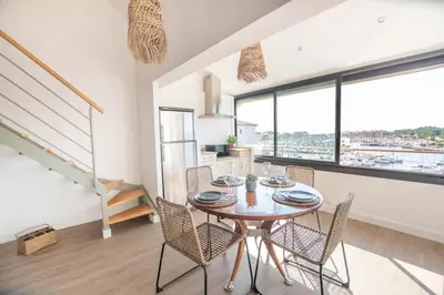 Balcon ou terrasse dans l'établissement Pylos - Évasion haut de gamme, vue sur le port