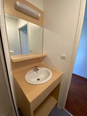 Salle de bains dans l'établissement Maisonnette dans village vacances canapé convertible , chambre 1 lit et mezzanine ,draps en plus
