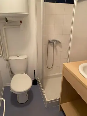 Salle de bains dans l'établissement Maisonnette dans village vacances canapé convertible , chambre 1 lit et mezzanine ,draps en plus