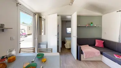 Coin salon dans l'établissement Mobil-home confort 6 personnes