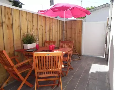 Terrasse ou espace extérieur de l'établissement Jolie petite maison climatisée parking privé
