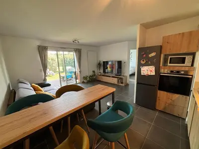 Cuisine ou kitchenette dans l'établissement Appartement au calme à 10min des plages - avec Rez de Jardin et Terrasse