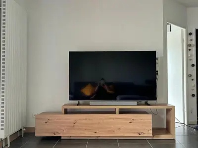 Télévision ou salle de divertissement dans l'établissement Appartement au calme à 10min des plages - avec Rez de Jardin et Terrasse