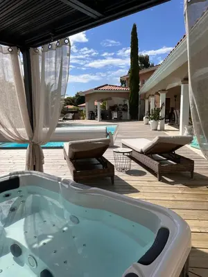 Piscine de l'établissement Chambre d hôte village aéronautique Biscarrosse ou située à proximité