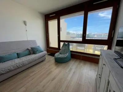 Coin salon dans l'établissement Charmant Studio Rénové au Port de Capbreton - Idéal Pour 4 Pers. - FR-1-413-247