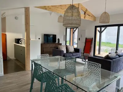 Télévision ou salle de divertissement dans l'établissement Villa Marylka - une cabane au Pyla