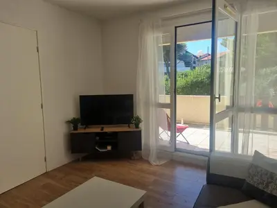 Télévision ou salle de divertissement dans l'établissement Appartement rénové à Seignosse : Plage et commerces à pied, terrasse et wifi inclus - FR-1-239-1081