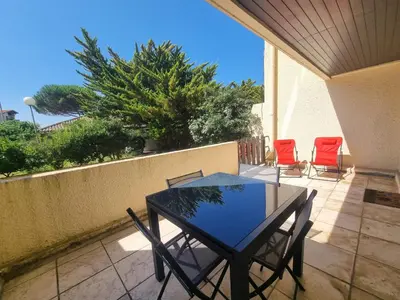 Balcon ou terrasse dans l'établissement Appartement rénové à Seignosse : Plage et commerces à pied, terrasse et wifi inclus - FR-1-239-1081