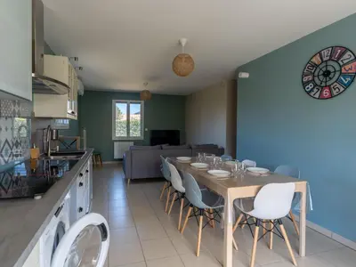 Cuisine ou kitchenette dans l'établissement Maison Familiale à Gastes, 400m du Lac, Climatisée, Jardin, 6 Pers. - Ménage Inclus - FR-1-319-575