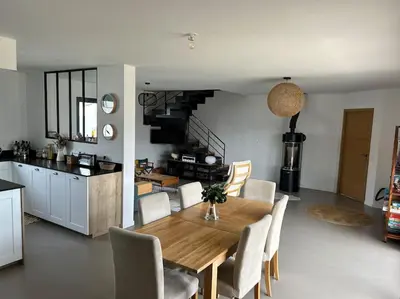 Cuisine ou kitchenette dans l'établissement Maison proche océan à tosse