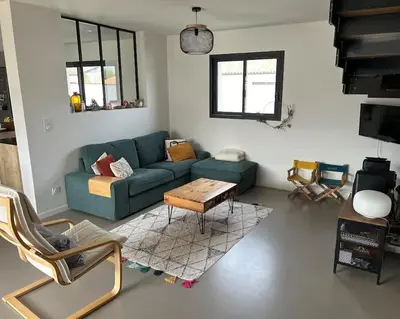 Coin salon dans l'établissement Maison proche océan à tosse
