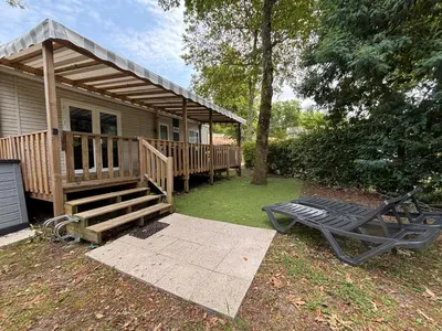 Jardin de l'établissement Mobil home 253 Camping La Réserve 4 étoiles à Gastes