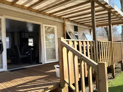 Balcon ou terrasse dans l'établissement Mobil home 253 Camping La Réserve 4 étoiles à Gastes