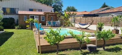 Jardin de l'établissement Chalet de jardin, piscine