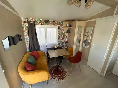 Coin salon dans l'établissement Chalet de jardin, piscine