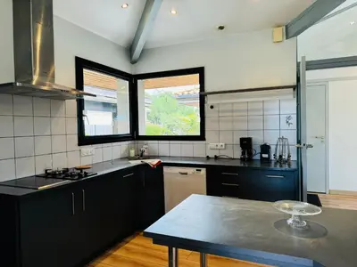 Cuisine ou kitchenette dans l'établissement Villa piscine à 5 min de l'océan