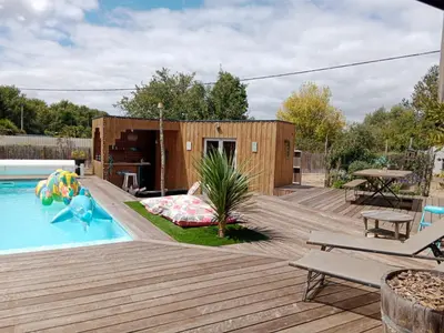 Piscine de l'établissement Maison 120 m2, piscine chauffée, en bordure de forêt ou située à proximité