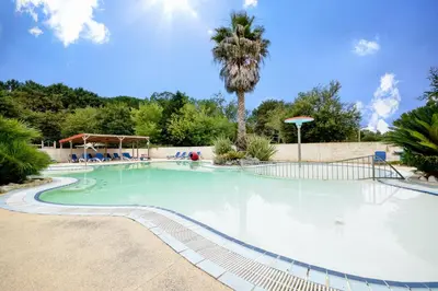 Piscine de l'établissement Mobil-home climatisé, camping 3étoiles, 5 min du Lac et à 15 min de Mimizan-Plage ou située à proximité