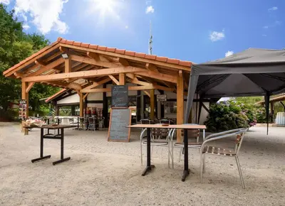 Restaurant ou autre lieu de restauration dans l'établissement Mobil-home climatisé, camping 3étoiles, 5 min du Lac et à 15 min de Mimizan-Plage