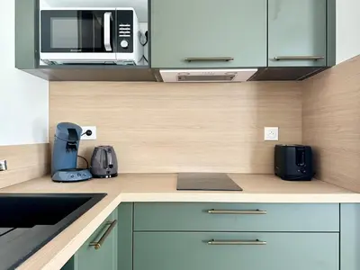 Cuisine ou kitchenette dans l'établissement Au Cœur des Arènes - Parking - Wifi - Clim
