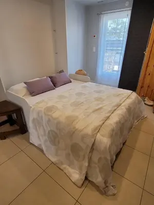 Un ou plusieurs lits dans un hébergement de l'établissement Studio cosy proche lac et centre ville