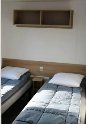 Un ou plusieurs lits dans un hébergement de l'établissement Mobil home contis lettes 40170