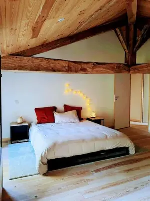 Un ou plusieurs lits dans un hébergement de l'établissement Aux sources de lesquire maison 5 chambres 5 salles de bains , 11 personnes