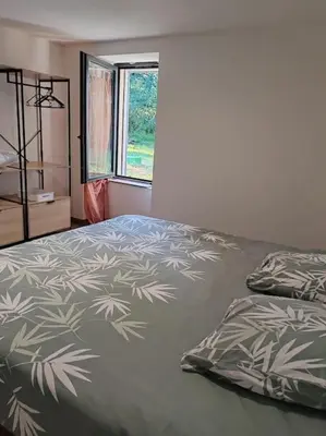 Un ou plusieurs lits dans un hébergement de l'établissement Aux sources de lesquire maison 5 chambres 5 salles de bains , 11 personnes
