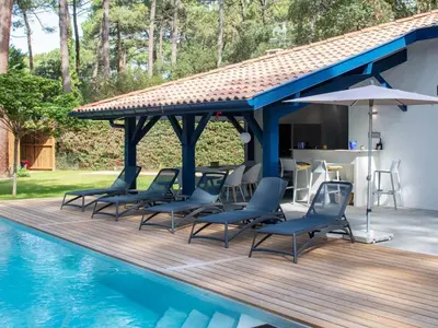 Piscine de l'établissement Villa de luxe avec piscine chauffée, jacuzzi, sauna au cœur de la forêt des Landes - FR-1-791-24 ou située à proximité