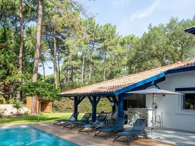 Piscine de l'établissement Villa de luxe avec piscine chauffée, jacuzzi, sauna au cœur de la forêt des Landes - FR-1-791-24 ou située à proximité