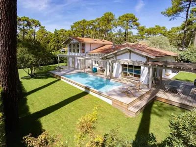 Piscine de l'établissement Villa Rénovée à Hossegor avec Piscine Chauffée, Proche Golf et Plage - FR-1-791-15 ou située à proximité