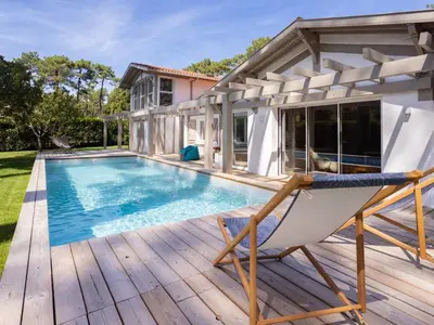 Piscine de l'établissement Villa Rénovée à Hossegor avec Piscine Chauffée, Proche Golf et Plage - FR-1-791-15 ou située à proximité
