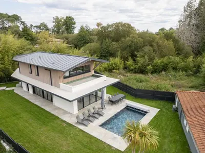 Piscine de l'établissement Villa de Luxe à Seignosse: Golf, Piscine Chauffée, Proche Plages - FR-1-791-25 ou située à proximité