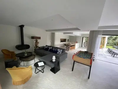 Coin salon dans l'établissement Villa d'exception avec piscine chauffée, proche plages et commodités - FR-1-791-22