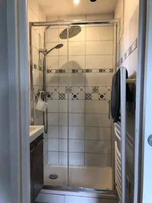 Salle de bains dans l'établissement Chez Loulou chambre indépendante