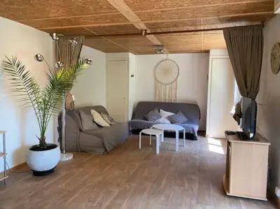 Coin salon dans l'établissement Vaste appartement, jardin, proximité océan