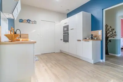 Cuisine ou kitchenette dans l'établissement Mamy Blue - Maison proche Lac de Cazaux