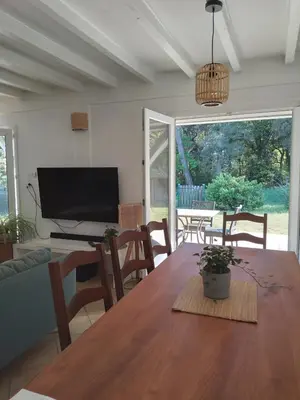 Télévision ou salle de divertissement dans l'établissement Chalet proche océan