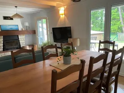 Télévision ou salle de divertissement dans l'établissement Chalet proche océan