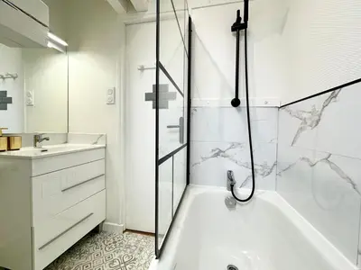 Salle de bains dans l'établissement L'Élégance Montoise - Plein Centre - Tout Confort