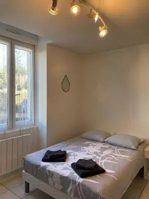 Un ou plusieurs lits dans un hébergement de l'établissement Petit studio avec parking, très bien équipé proche des Thermes et du centre ville Nouvelle literie