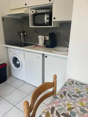 Cuisine ou kitchenette dans l'établissement Petit studio avec parking, très bien équipé proche des Thermes et du centre ville Nouvelle literie
