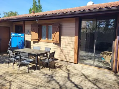 Terrasse ou espace extérieur de l'établissement Biscarrosse Lac Charmante Maison en bois 9 couchages proche lac