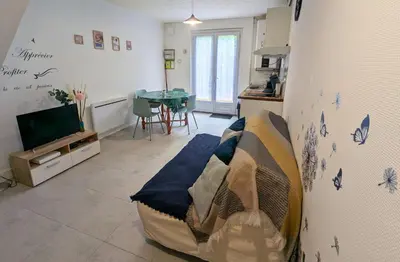 Télévision ou salle de divertissement dans l'établissement T2 calme 5 min gare, centre, parking gratuit