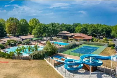 Piscine de l'établissement Mobilhome tout confort camping 4 étoiles ou située à proximité
